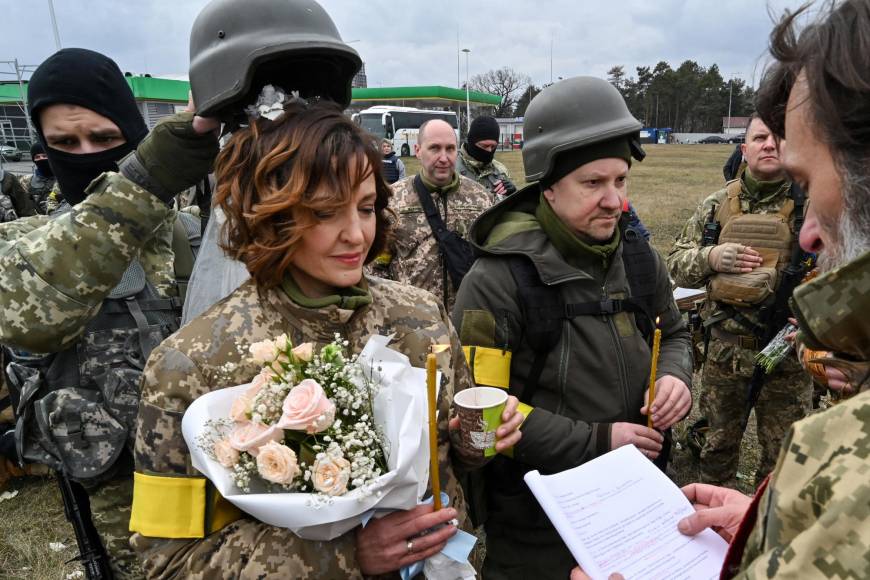 ¡Amor en medio de la guerra! Soldados ucranianos se casan mientras combaten a Rusia