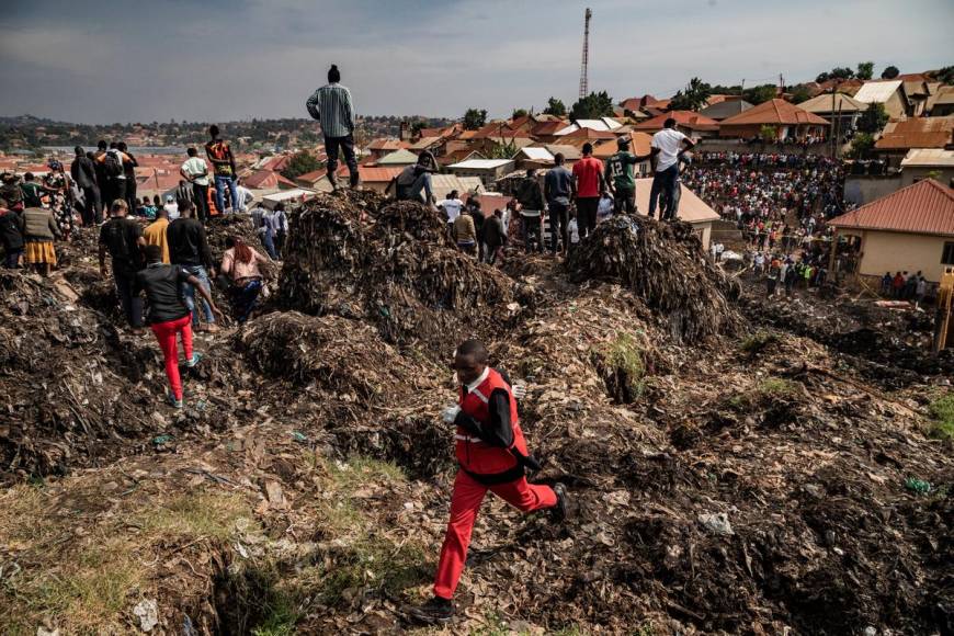 Terror y desesperación en derrumbe de vertedero en Uganda