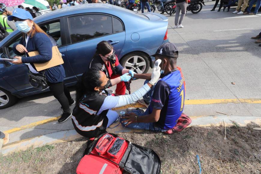 Sufriendo de dolor y desmayándose, pacientes renales exigen tratamiento