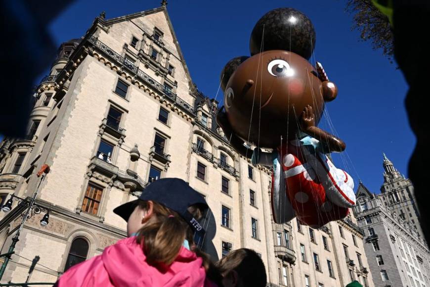 Con globos gigantes y Pikachu celebran el desfile de Thanksgiving de Macy’s