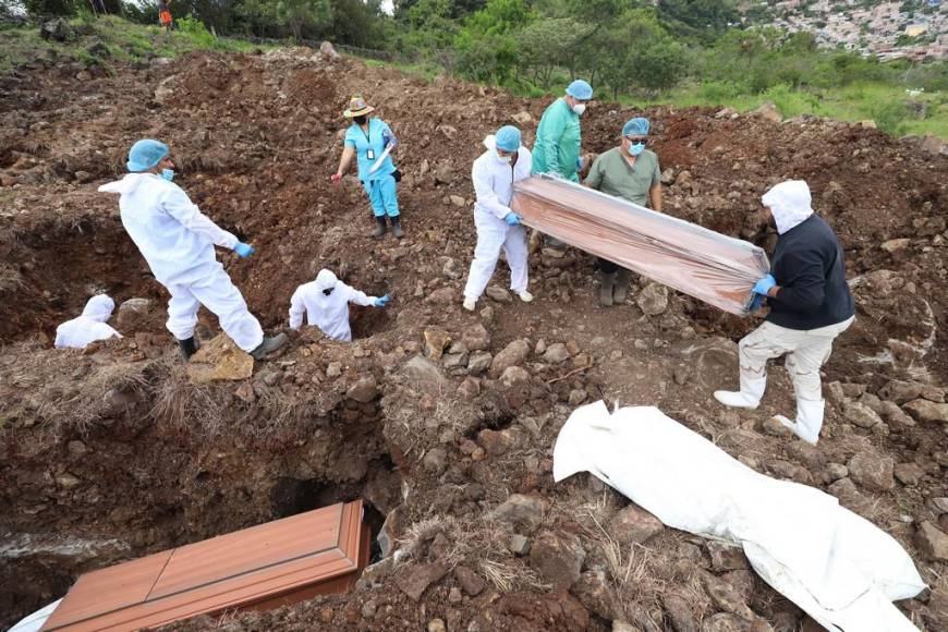 Tres meses sin ser reclamados: así fue la inhumación de 26 hondureños en la capital