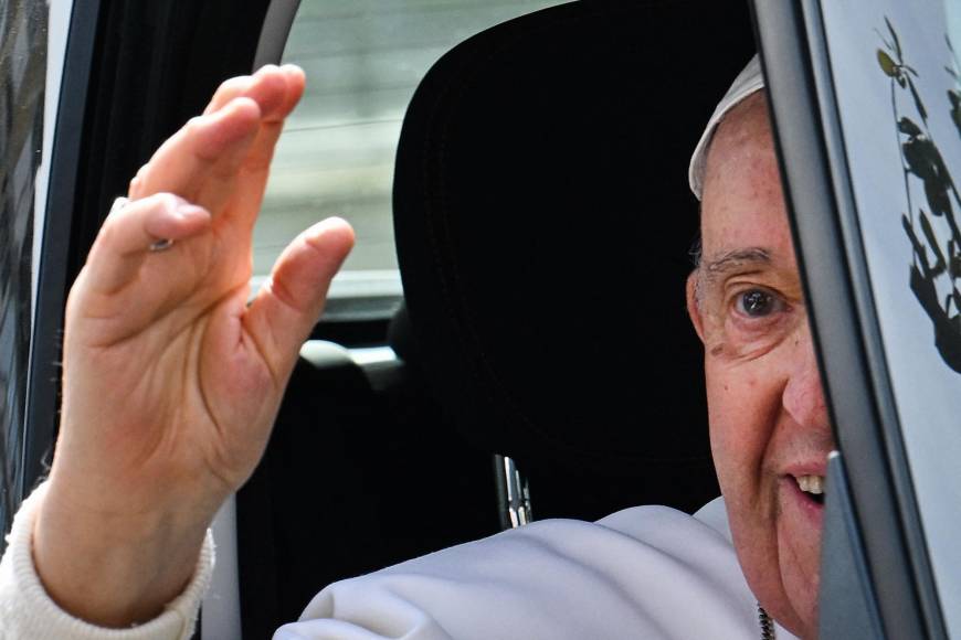 Sonriente y saludando a todos salió el papa Francisco del hospital