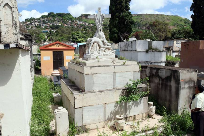 Para robar placas, cruces y hasta joyas: la eterna profanación de tumbas en Cementerio General de Tegucigalpa