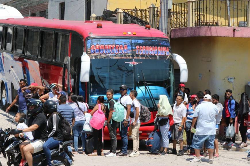 Semana Santa: veraneantes abarrotan terminales de buses y abandonan Tegucigalpa