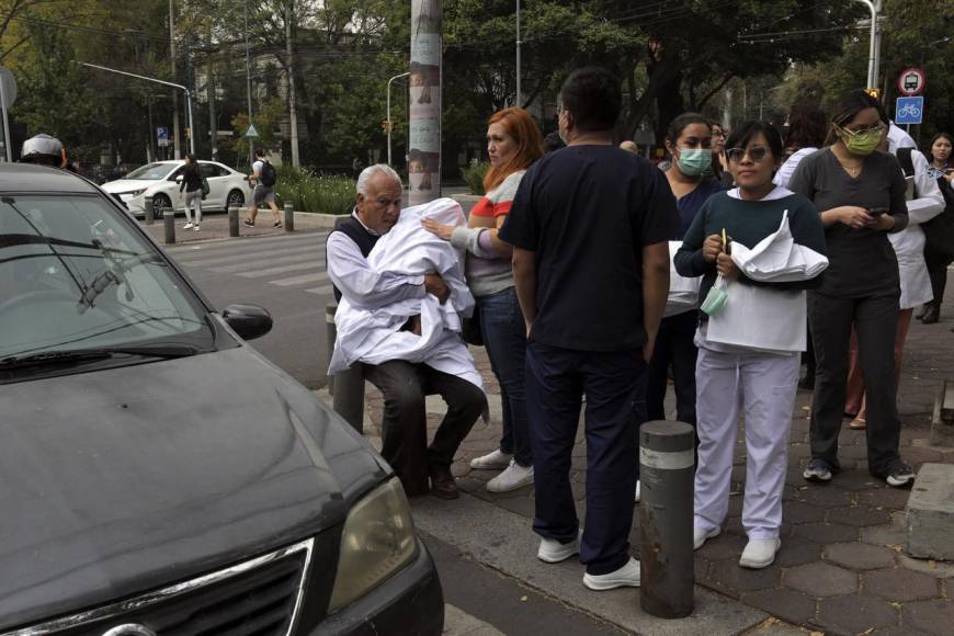 ¡Susto! Mexicanos salieron a las calles por sismo de 5.7 grados