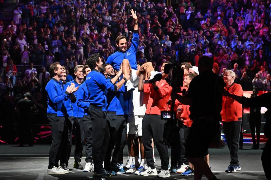 El rey se despidió como un caballero: Federer se enfrentó a su último juego acompañado de Nadal, su eterno rival