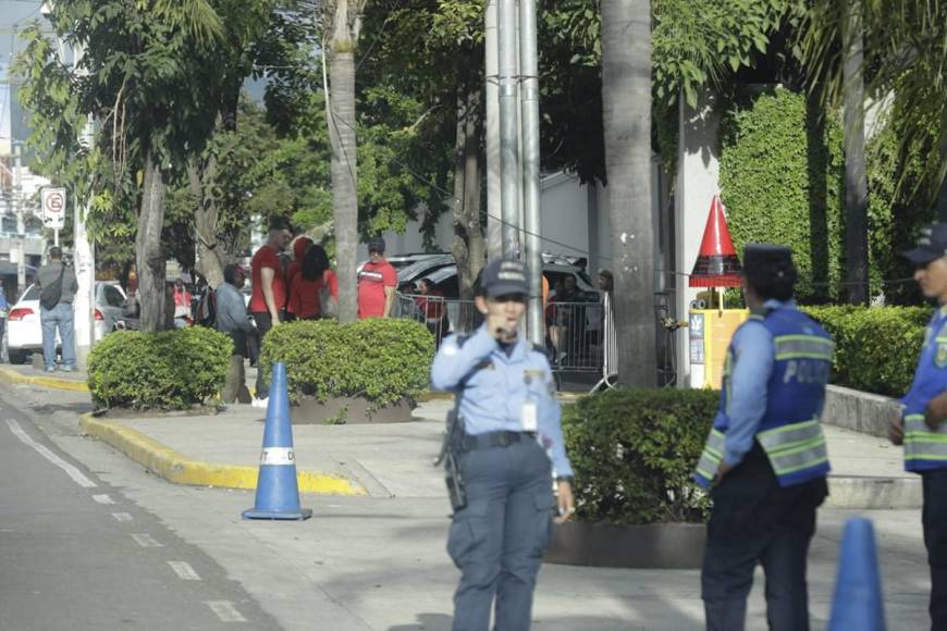 Blindan Casa Presidencial con cierre de calles y tanquetas de Fuerzas Especiales