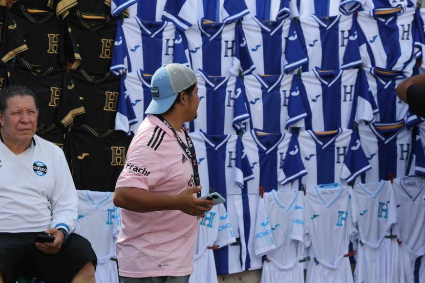 Ambiente fenomenal en el Chelato Uclés para presenciar el Honduras vs Trinidad y Tobago