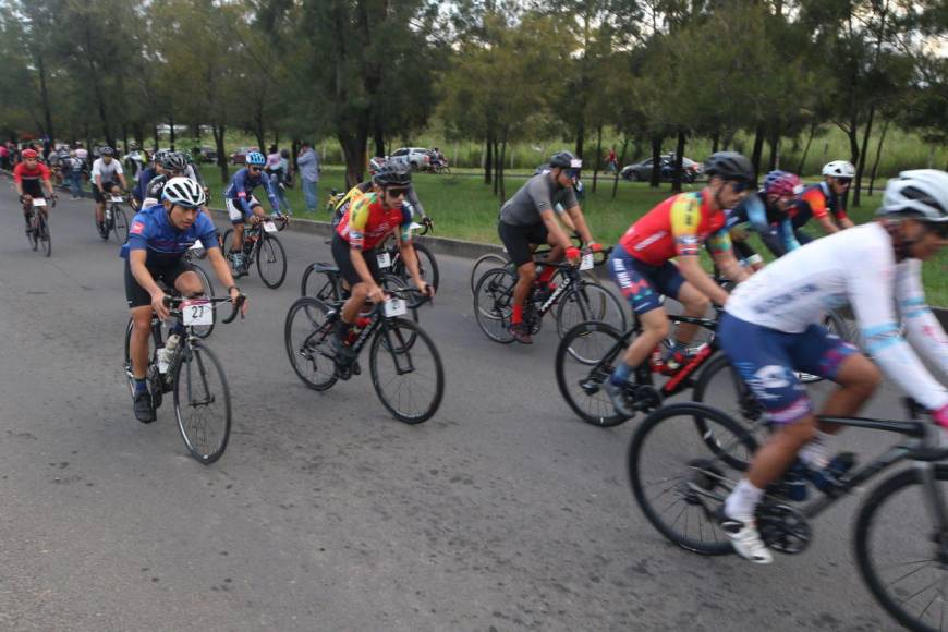 Familias y pequeños se hacen presente a la Vuelta Ciclística 2023