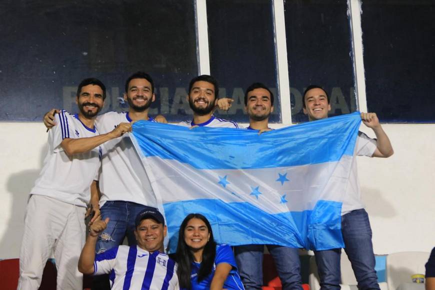 “Todos con la H”, aficionados catrachos listos en el Chelato Uclés para el Honduras - Granada