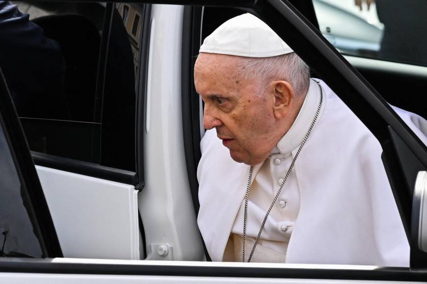 Sonriente y saludando a todos salió el papa Francisco del hospital