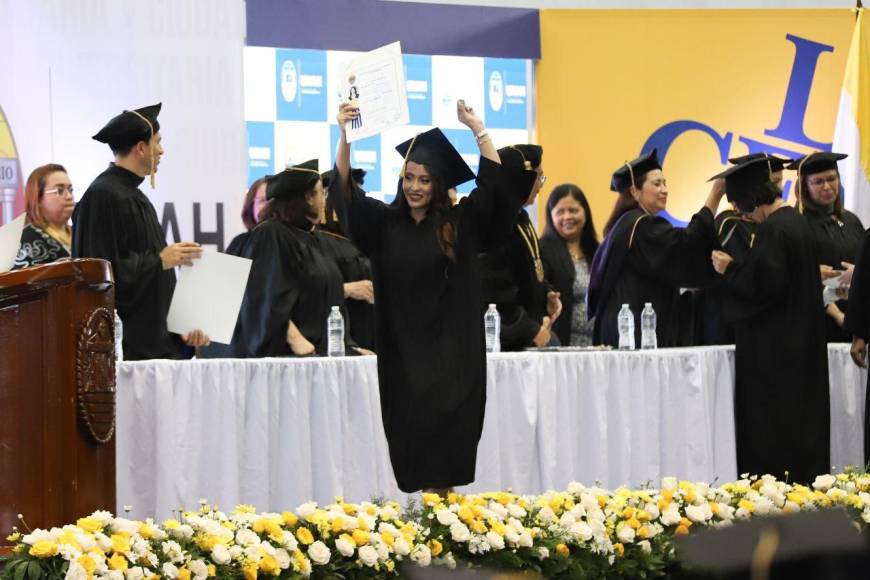 UNAH gradúa a 1,548 nuevos profesionales