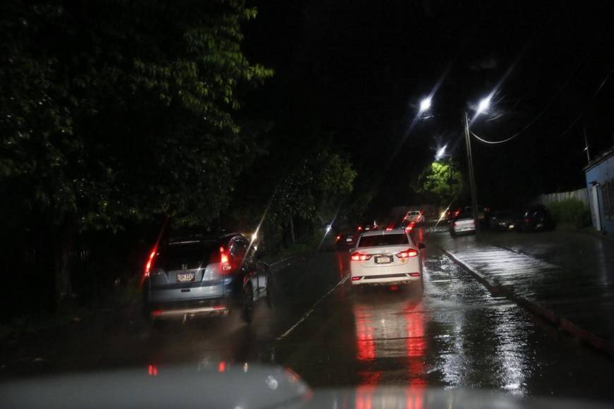 Lluvias sobre la capital generan caos vehicular en varios bulevares