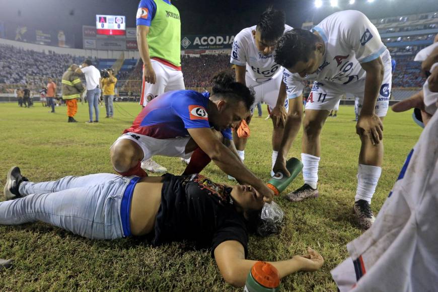 Desesperación, llanto y muerte deja estampida en el estadio Cuscatlán de El Salvador