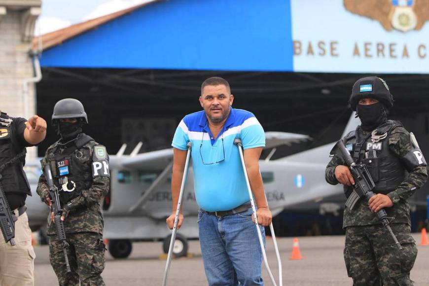 Llorando y con muletas: así fue el traslado del alcalde de Brus Laguna a la cárcel de Támara