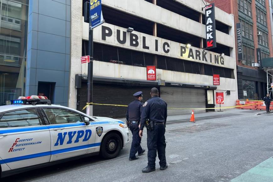 Lo que se sabe del colapso de un edificio de estacionamiento en Manhattan