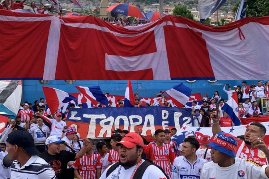 ¡Banderazo! Impresionante llegada de la Ultra Fiel para apoyar al Olimpia