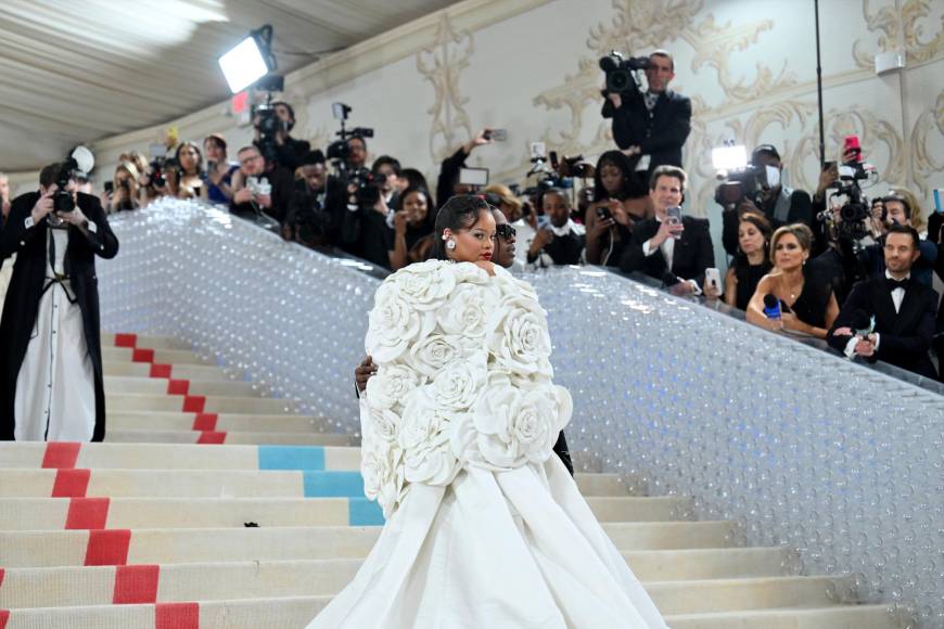 Rihanna, criticada por llegar tarde, lució espectacular en la Met Gala 2023