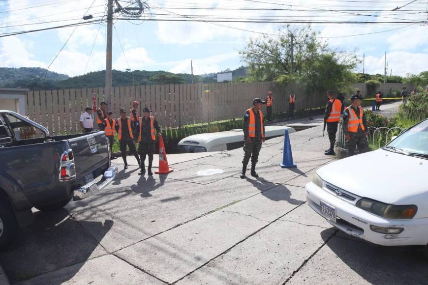 Las imágenes del socavón en el que cayó un autobús en la capital