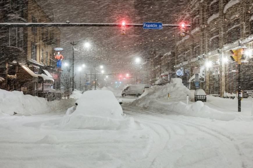 Bajo metros de nieve, Buffalo sufre los estragos de la tormenta invernal del siglo