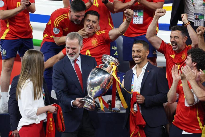 El encuentro entre el rey Felipe VI y el príncipe William en final de la Eurocopa