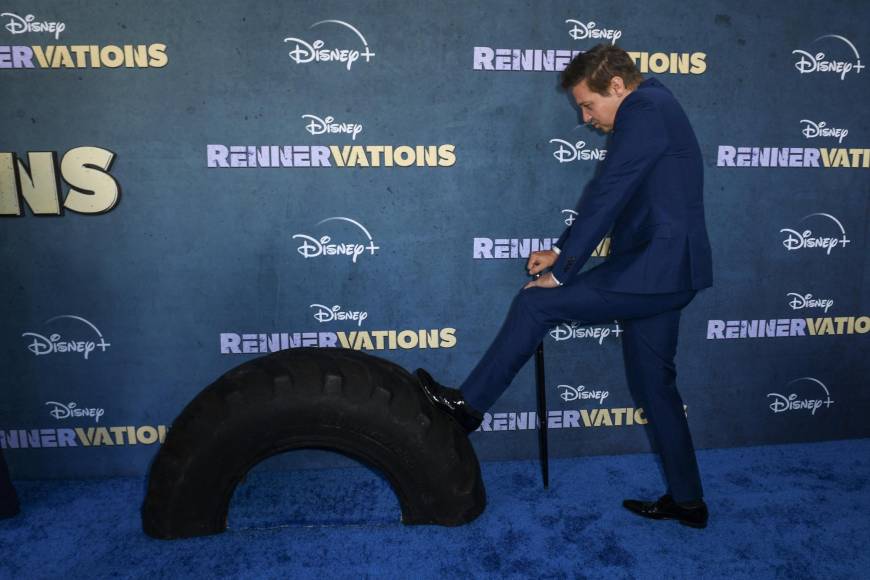 Con bastón, así llegó Jeremy Renner a su primera alfombra roja tras trágico accidente