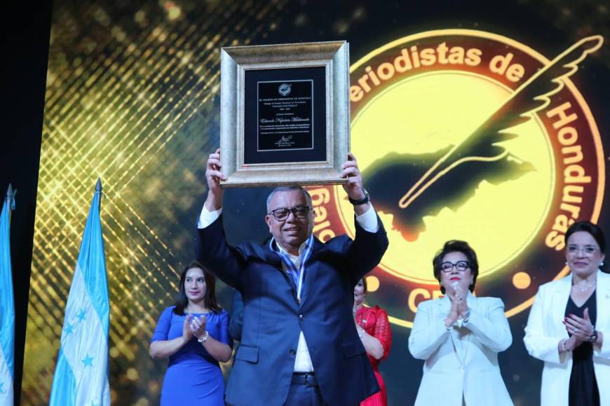 Así fue galardonado el periodista Eduardo Maldonado con el premio Álvaro Contreras