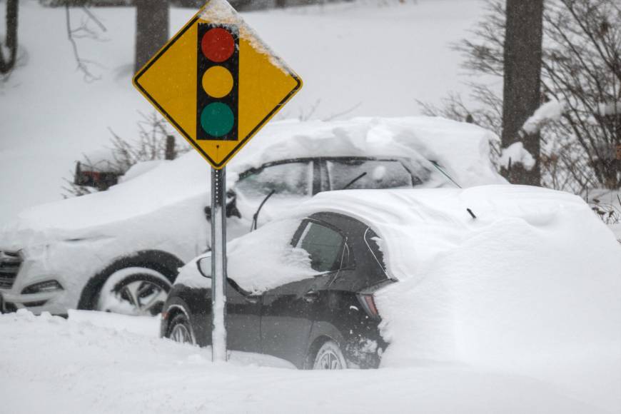 Las impresionantes imágenes de la “histórica” tormenta de nieve que azota el este de EEUU