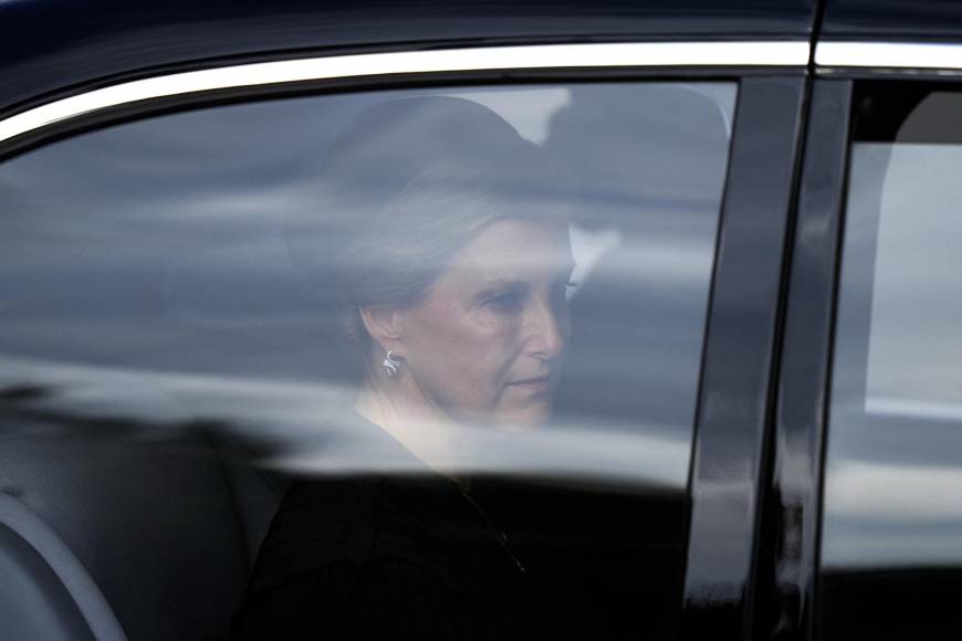 Los rostros de la familia real en el inicio del funeral de la reina Isabel en Londres