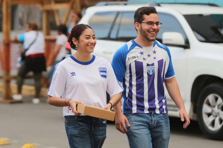 ¡Hermosas! Las bellas damas que engalanan la previa del Honduras vs Trinidad y Tobago