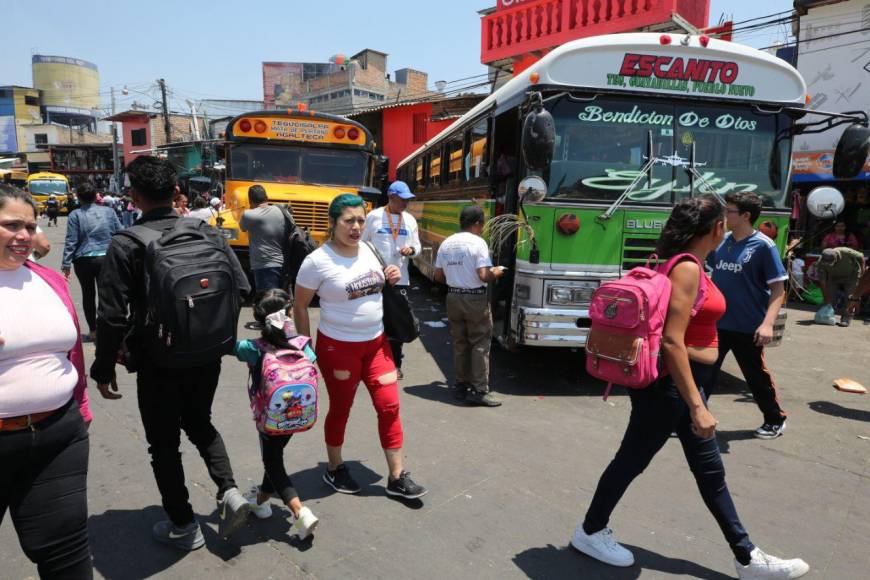 Semana Santa: veraneantes abarrotan terminales de buses y abandonan Tegucigalpa