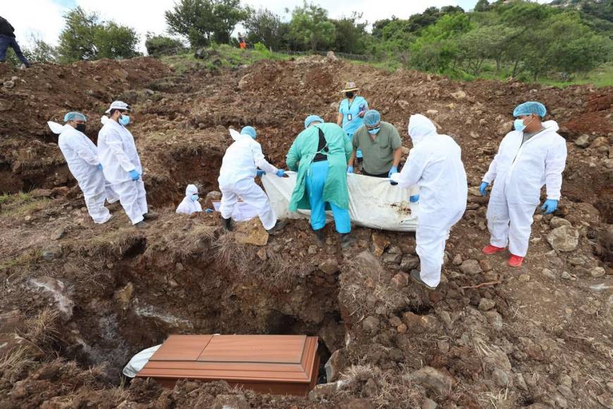 Tres meses sin ser reclamados: así fue la inhumación de 26 hondureños en la capital