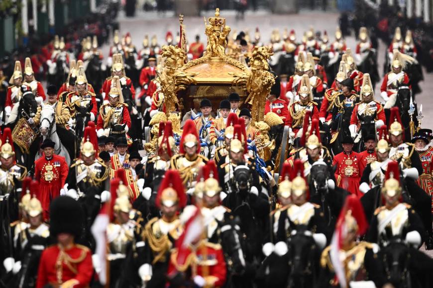 Carlos III: las imágenes del mayor desfile militar en 70 años