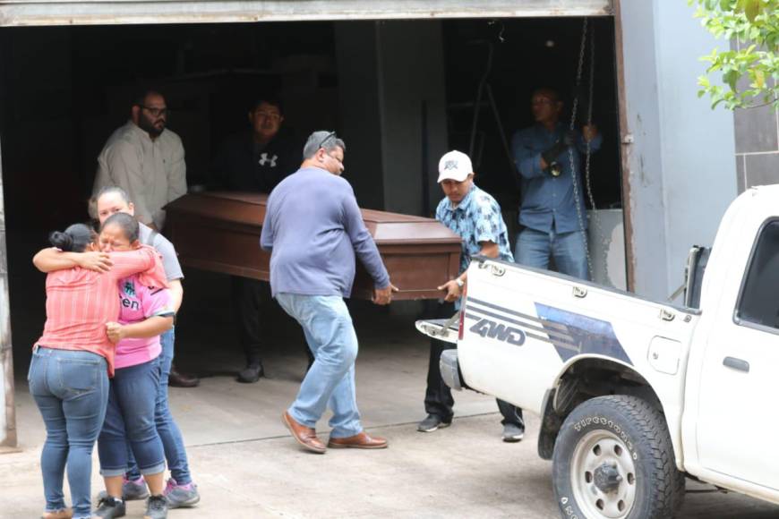 Desconsolada madre de menor asesinado en Jalteva retira los restos de su hijo