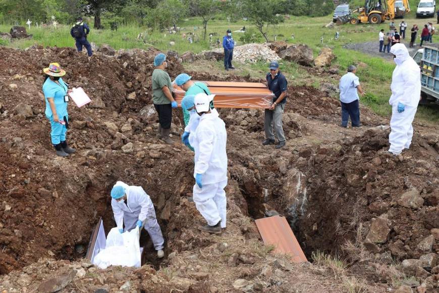 Tres meses sin ser reclamados: así fue la inhumación de 26 hondureños en la capital