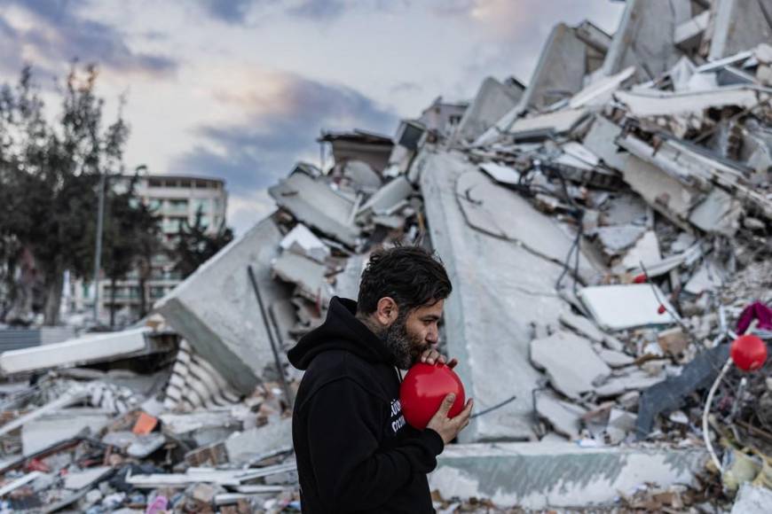 Con globos rojos rinden homenaje a los niños muertos en el terremoto de Turquía