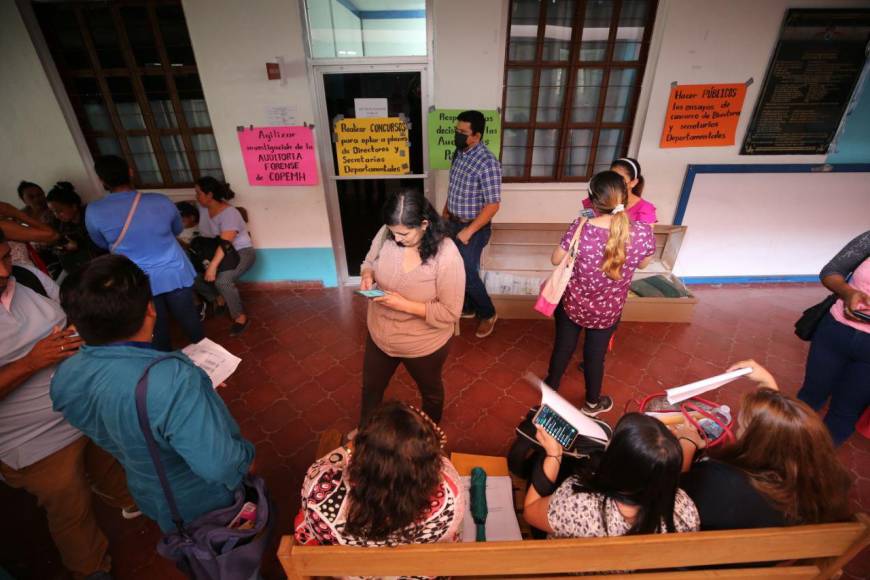 Dentro de ataúd protesta maestro en Departamental de Educación; exigen plazas e investigación al Copemh