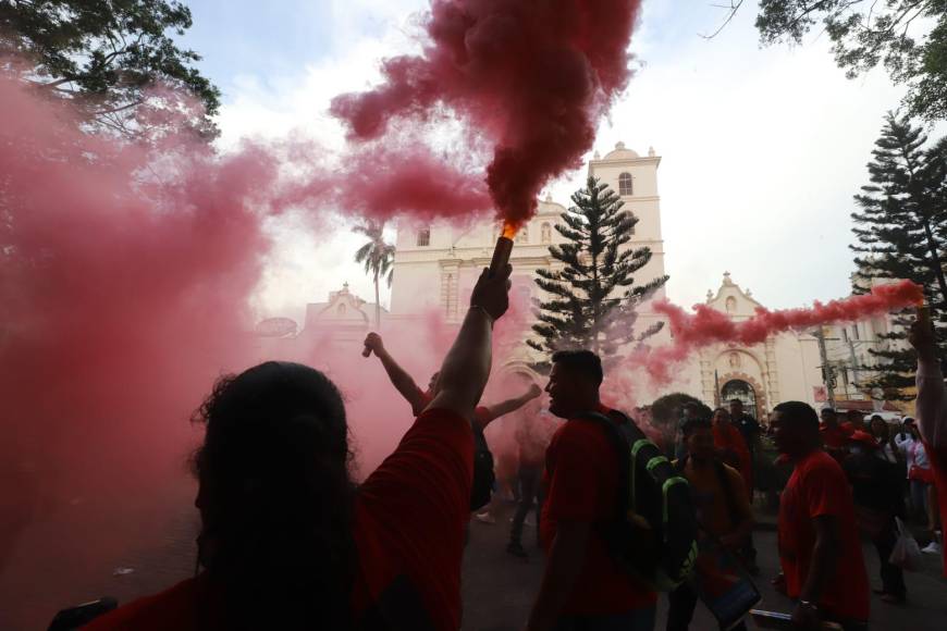 Cohetes y vuvuzelas: ambiente afuera del Congreso Nacional