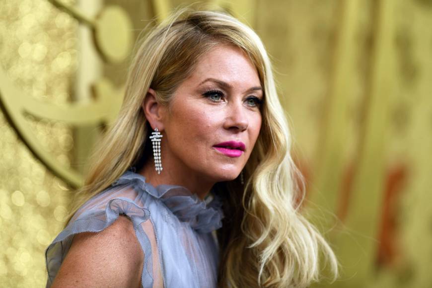 Christina Applegate relata lo duro que es vivir con esclerosis múltiple: “Los bastones son parte de mi nueva normalidad”