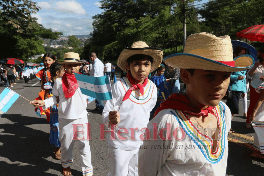 FOTOS: Fervor cívico y actos culturales de escolares en calles capitalinas