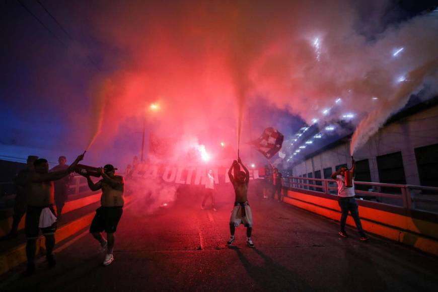 Imponente llegada de Ultra Fiel al Nacional para juego de Olimpia ante Antigua