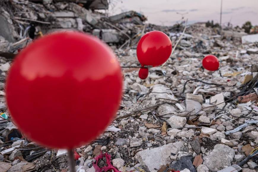 Con globos rojos rinden homenaje a los niños muertos en el terremoto de Turquía