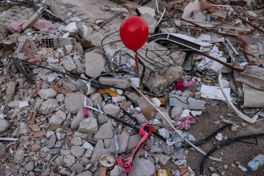 Con globos rojos rinden homenaje a los niños muertos en el terremoto de Turquía