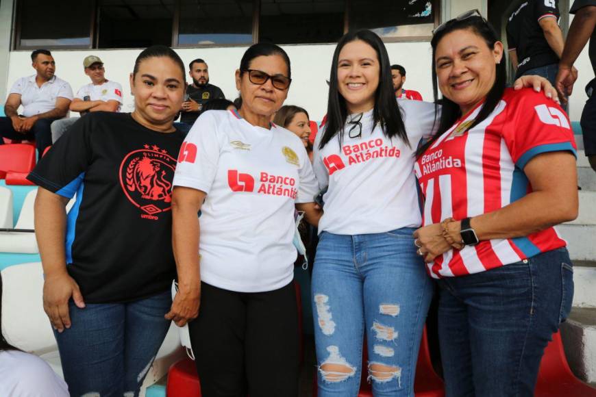 Aficionadas olimpistas engalanan la final de ida entre Olimpia y Alajuelense