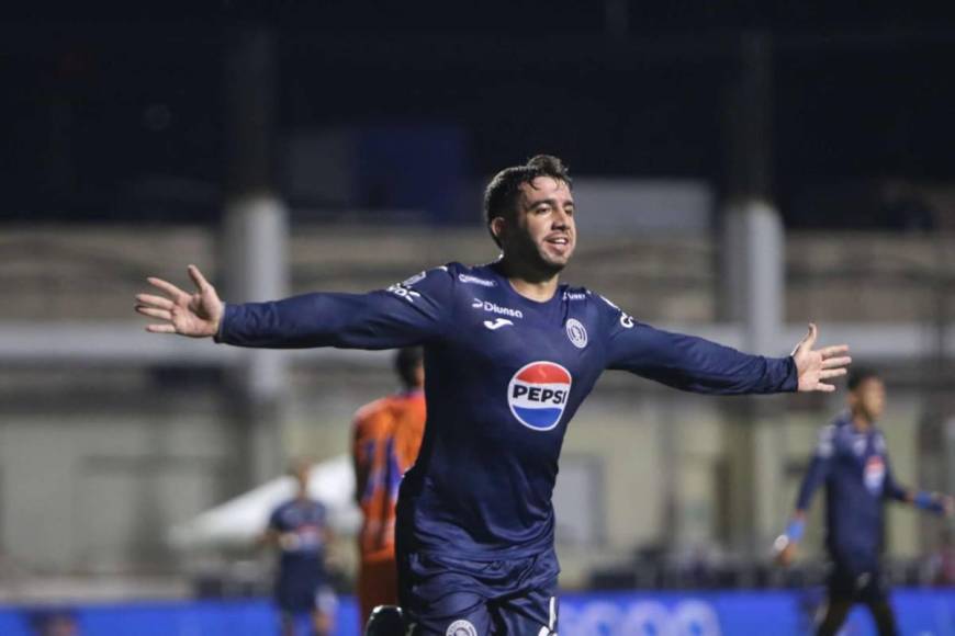 Beso de Auzmendi a aficionada y el niño que debutó con el Motagua