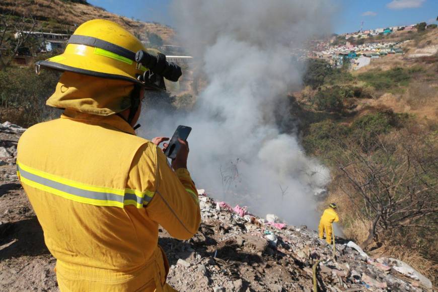 Las impactantes imágenes que dejó el incendio de una zacatera en la capital