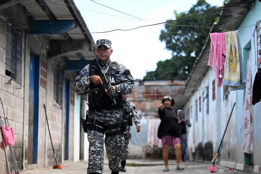 Bukele sigue su guerra contra las maras y “registran uno a uno” en peligrosas colonias de San Salvador