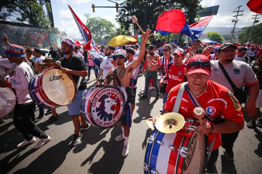 Olimpia - Motagua: ¡Ambientazo! Llegada de la Ultra Fiel al Estadio Nacional para el clásico