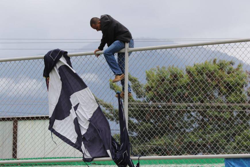 Largas filas para ingresar y con los elencos en el estadio: así es el ambiente que estremece el Carlos Miranda