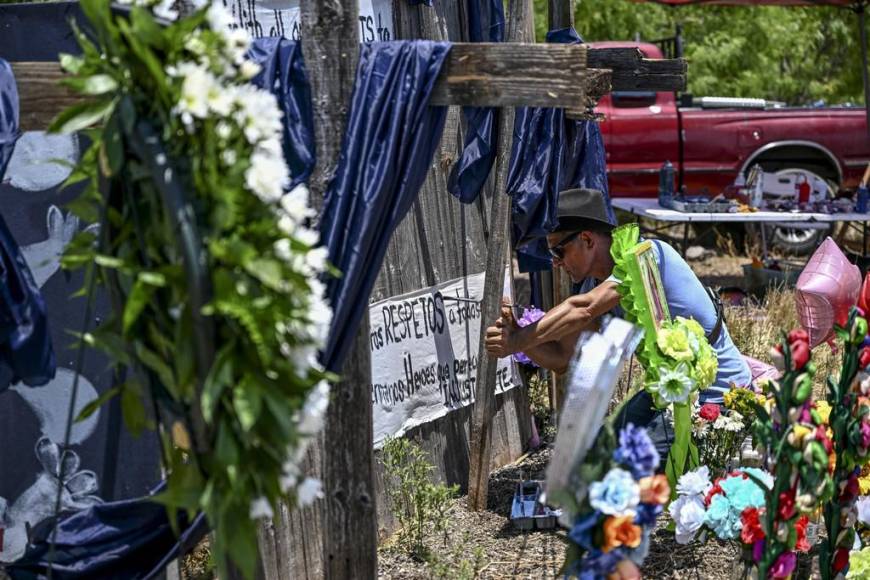 Altares, veladoras y oraciones, así rinden homenaje a migrantes que murieron en tráiler en Texas